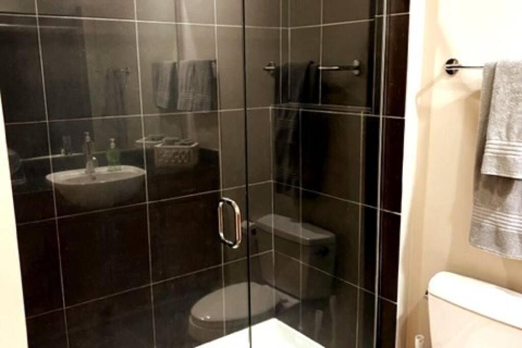 شقة Townhouse In Uptown King Bed-Wi-Fi-Free Parking-Pool تشارلوت المظهر الخارجي الصورة
